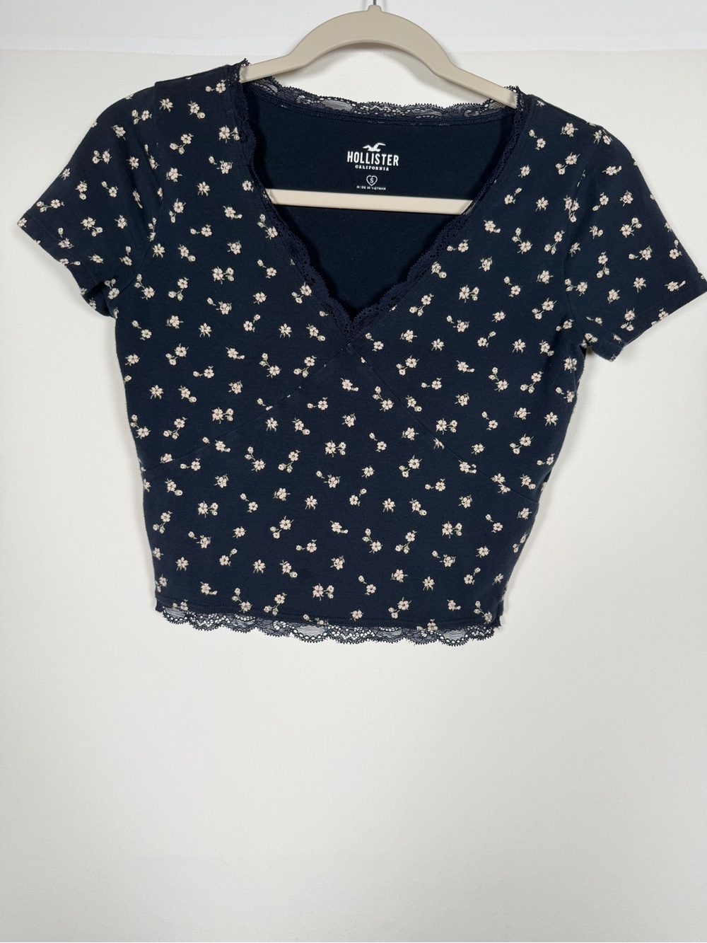 Hollister Navy Floral Babydoll Lace-Trim V-Neck Crop Top